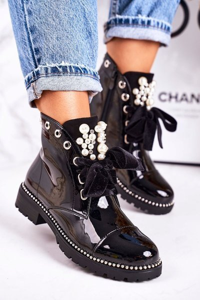 Bottes Isolées Avec Perles, Clous Et Ruban Vernis Black Perla