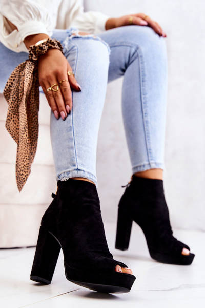 Cizme stiletto deschise de la un negru