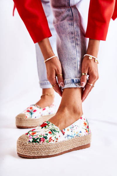 Modische Espadrilles zum Hineinschlüpfen in weiße Morice-Blumen