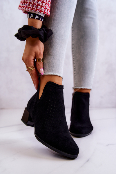 Bottines En Daim Ajouré Avec Une Coupe Carine Noire