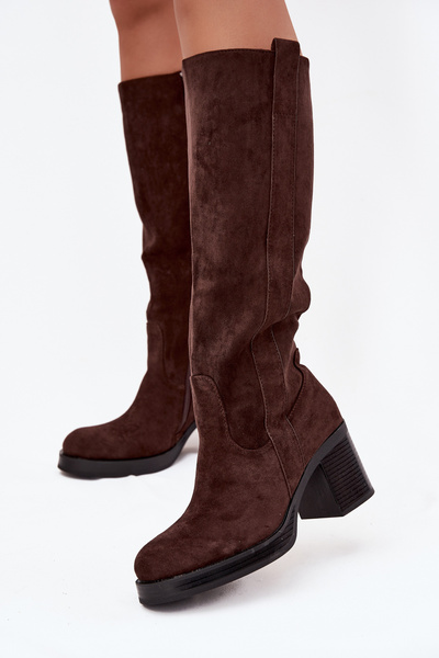 Bottes féminines isolées sur talon épais chocolat Sanelle
