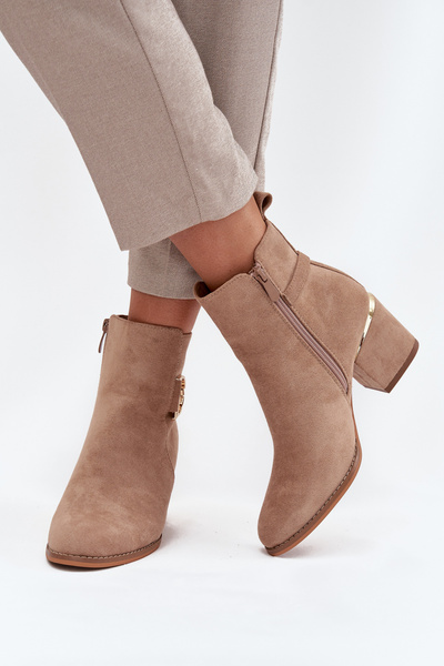 Isolierte Damenschuhe auf Absatz mit goldenen Elementen beige Ambrine