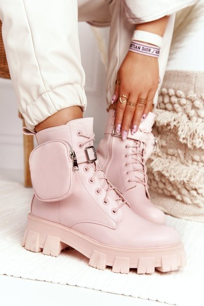 Bottes Pour Femmes Sur Une Plateforme Avec Un Sac À Main Rose Samedi