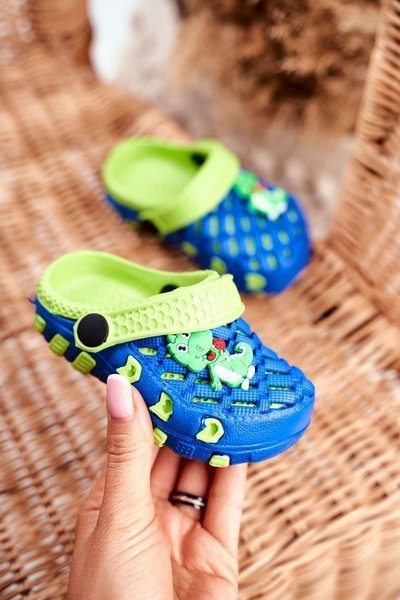 Crocodilul de culoare albastru-verde-verde alunecă