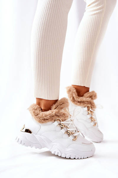 Chaussures de sport isolées en cuir blanc brillant
