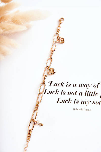 Elegantes Damenarmband mit goldenen Anhängern