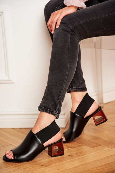 Laura Messi 1919 Sandales sans bretelles en cuir Noir