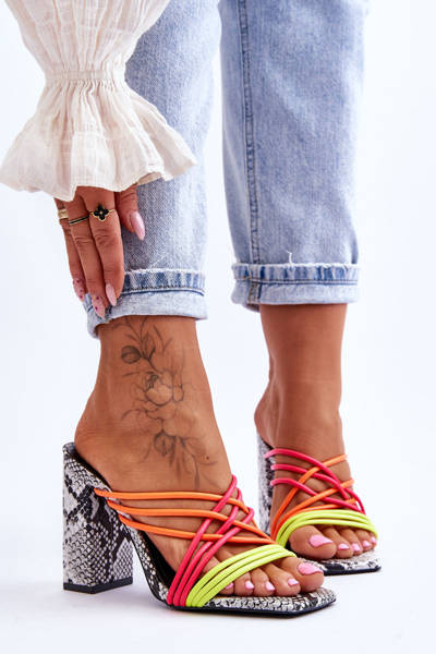 Chaussons à talons hauts avec brides serpent Neon Beckie