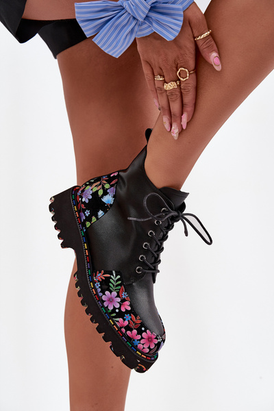 Bottes pour femmes en cuir avec des fleurs isolées Artiker 57C0180 Noir